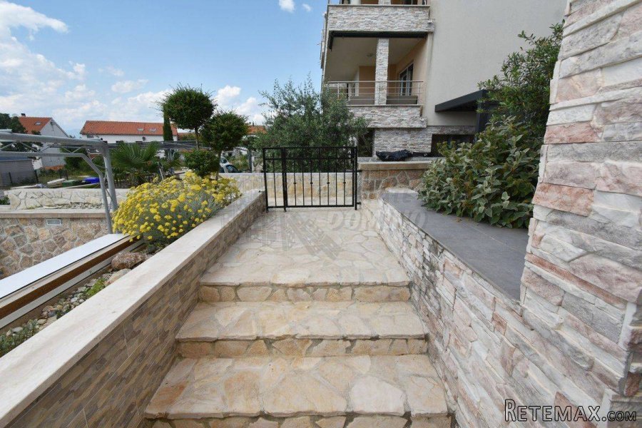 Apartman s okućnicom, Njivice!! - 10