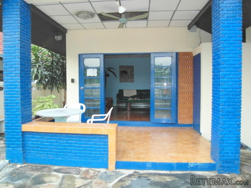 Inexpensive detached downtown 2 bedroom..