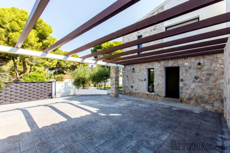 Located in a quiet location in Pinar de l'Advocat, this.. - 2