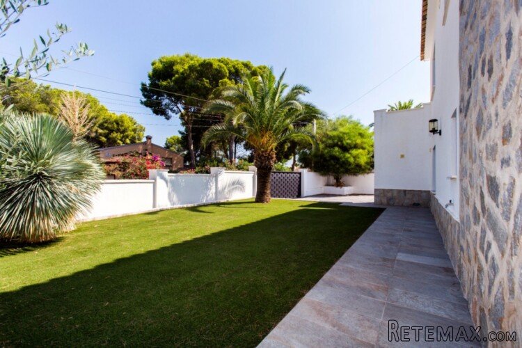 Located in a quiet location in Pinar de l'Advocat, this.. - 3