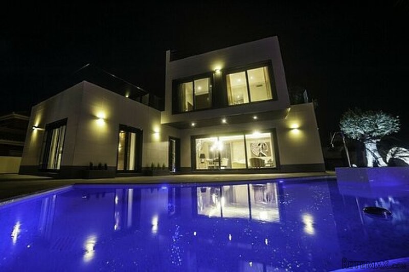 * Luxury 3 Bed Detached Beachside Villa..