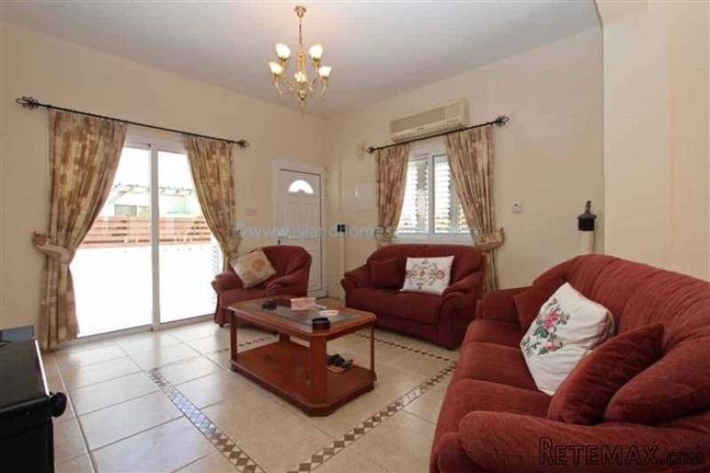 House - For Sale - 3 Bedrooms - 2