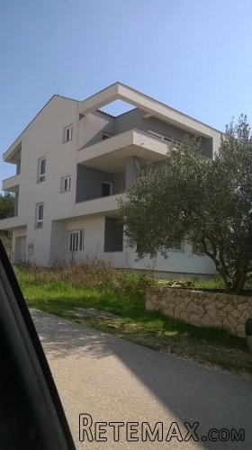Prodaje se stambena zgrada sa tri stana 350 m2