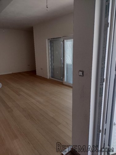 Prodaje se stambena zgrada sa tri stana 350 m2 - 2