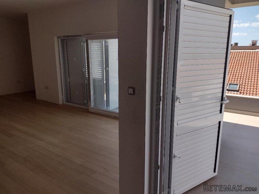 Prodaje se stambena zgrada sa tri stana 350 m2 - 3