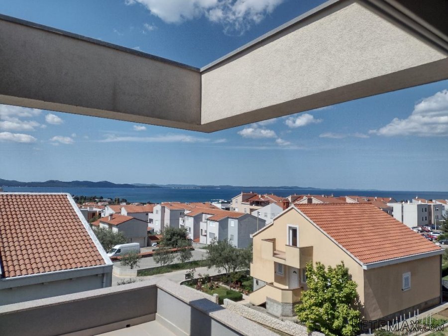 Prodaje se stambena zgrada sa tri stana 350 m2 - 4