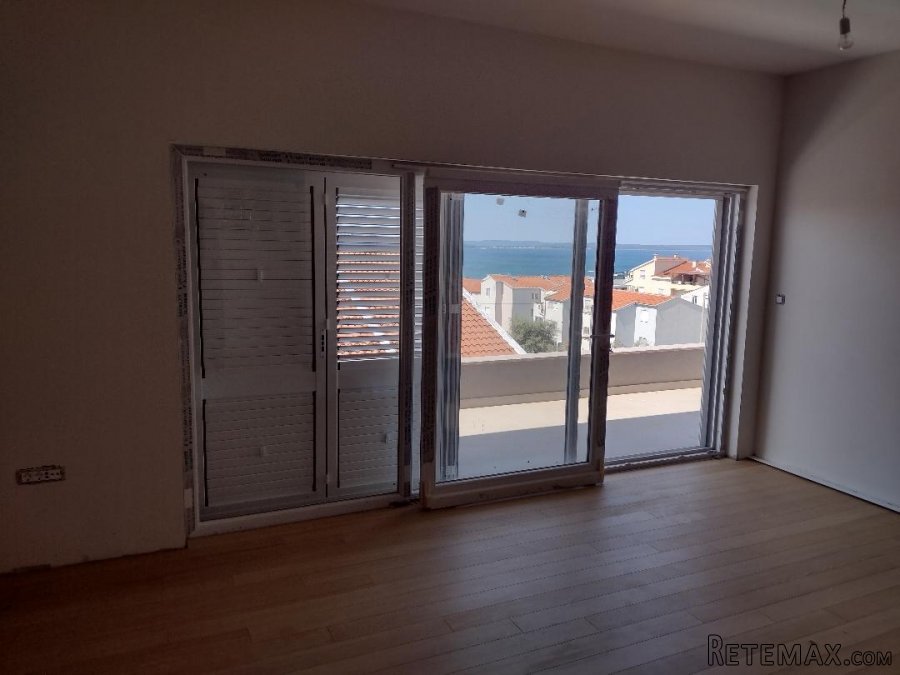Prodaje se stambena zgrada sa tri stana 350 m2 - 5