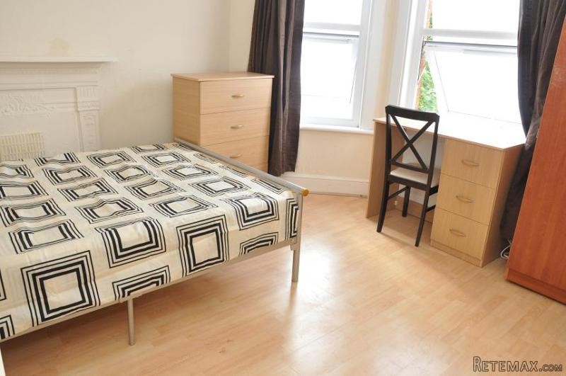 Single with double bed near Turnpike..