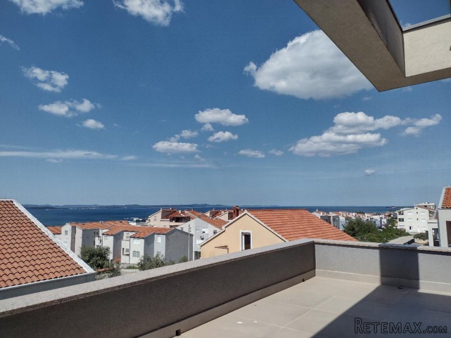 Prodaje se stambena zgrada sa tri stana 350 m2 - 6