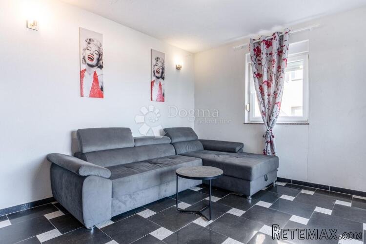 KLIMNO, apartman na samo 250m od mora s okućnicom