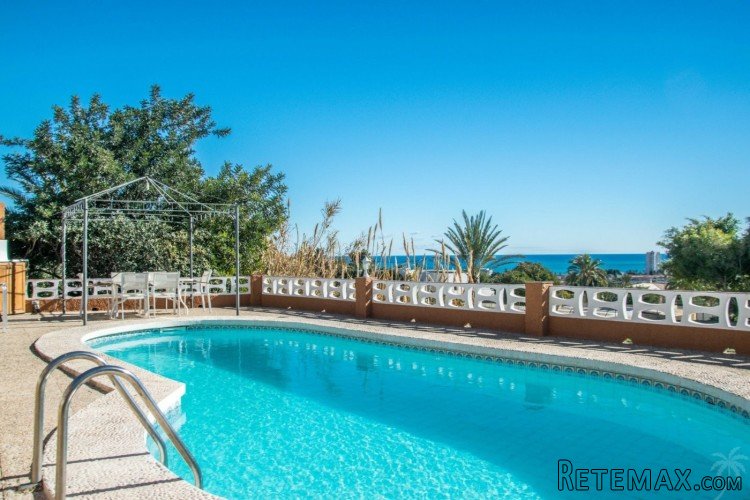 This single-storey villa with wonderful sea views was.. - 2