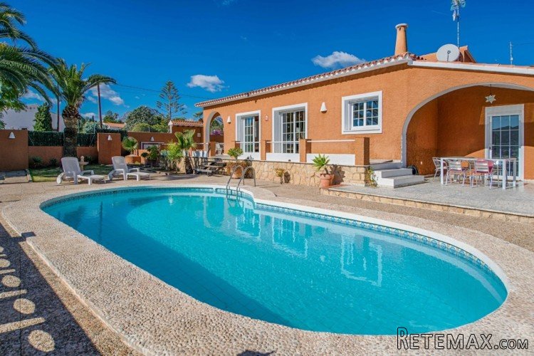 This single-storey villa with wonderful sea views was.. - 3
