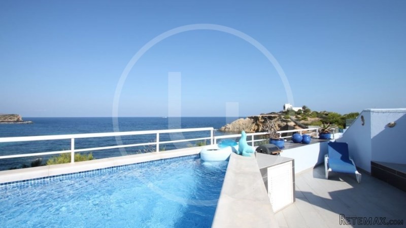 Apartment with sea views & private pool