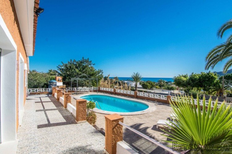This single-storey villa with wonderful sea views was.. - 4