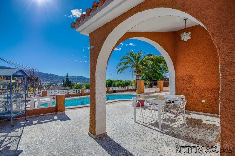This single-storey villa with wonderful sea views was.. - 5