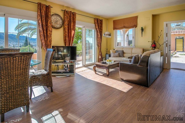 This single-storey villa with wonderful sea views was.. - 6