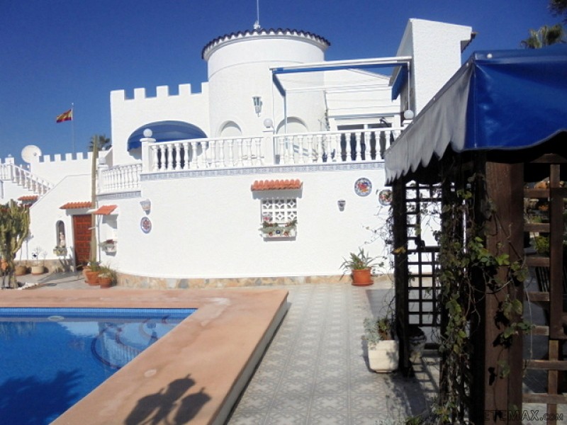 7 Bedrooms - Villa - Alicante - For Sale