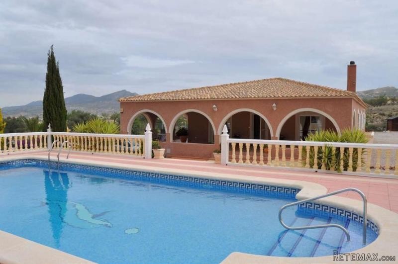 Spacious 4 bed in a cosmopolitan valley..
