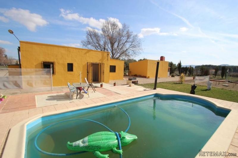 Villa with guest house and pool in..