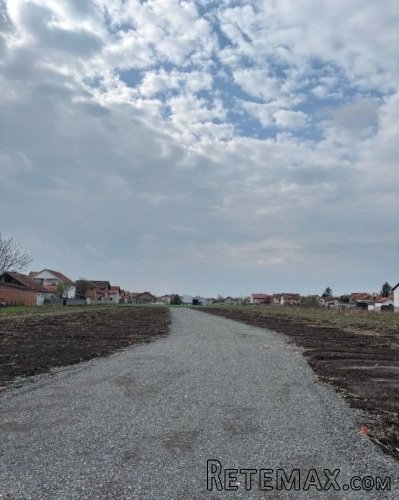 Prodajem gradjevinske parcele u Borci - 2