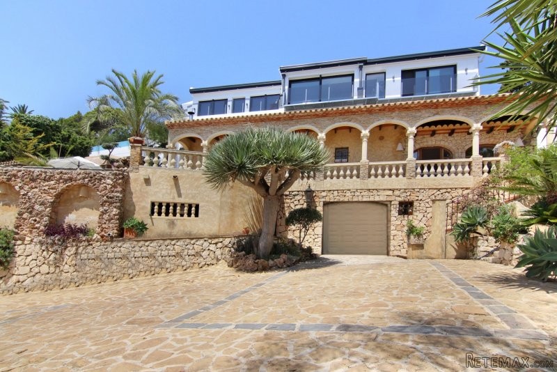 Spectacular mansion with amazing sea..