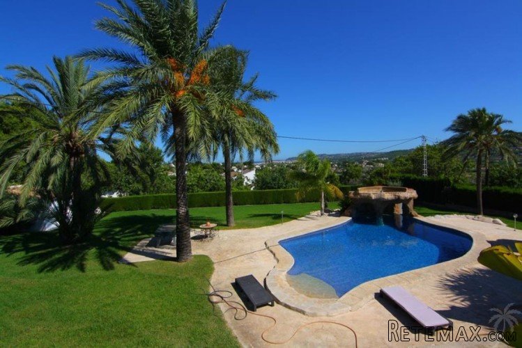 This impressive Ibiza style villa is located within walking.. - 2