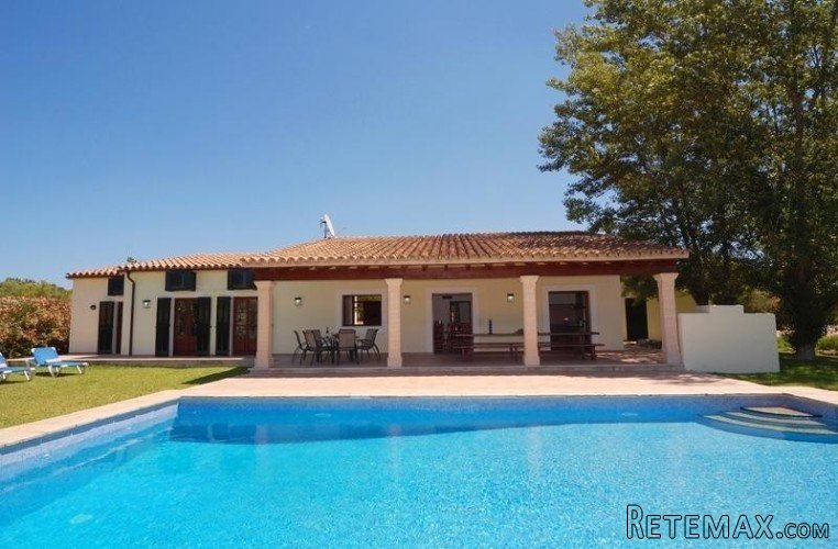 This is a bungalow-style 5-bedroom villa and is a in a.. - 2