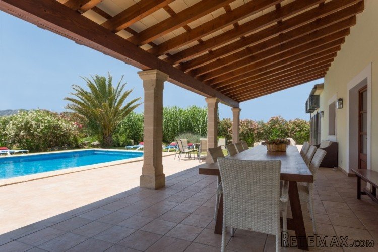 This is a bungalow-style 5-bedroom villa and is a in a.. - 3