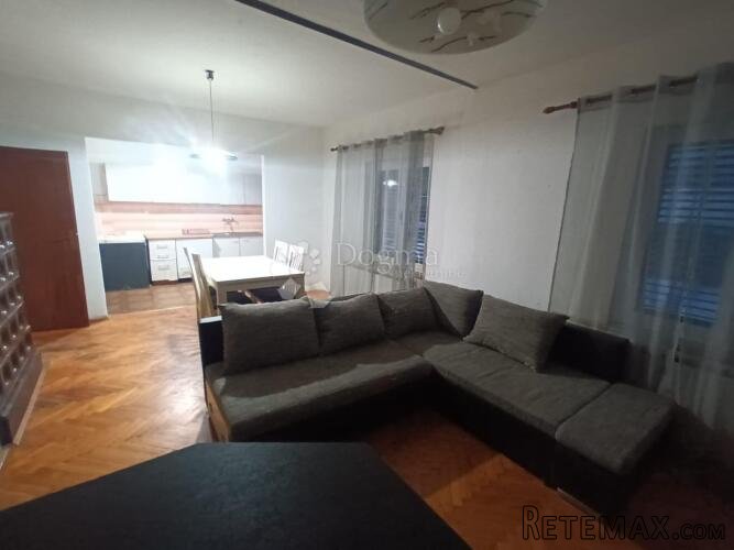 PAG, apartman 106,85m2 u blizini gradske plaže