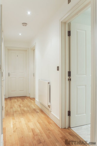 Single with double bed near Canary.. - 2