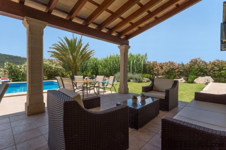 This is a bungalow-style 5-bedroom villa and is a in a.. - 4