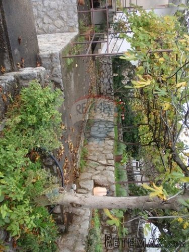 Kuća sa 2 stana i PP i 1.000 m2 okućnice, na dobroj lokaciji - 5