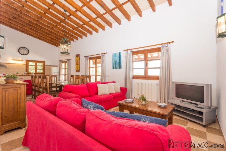 This is a bungalow-style 5-bedroom villa and is a in a.. - 5