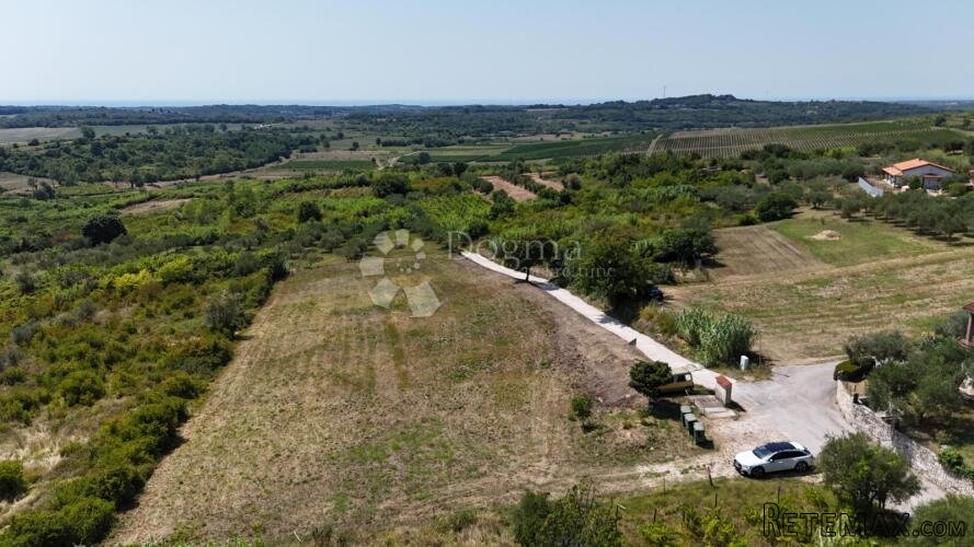 Atraktivno zemljište za vilu s pogledom na more i vinograde