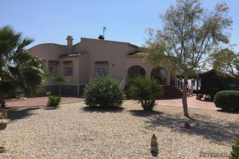 Detached villa with garden, room for a..