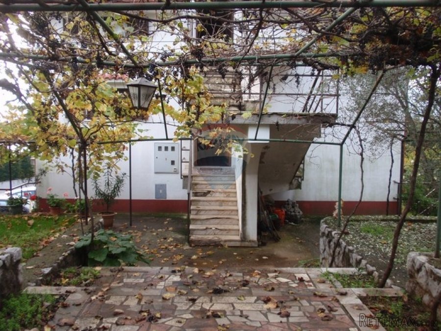 Kuća sa 2 stana i PP i 1.000 m2 okućnice, na dobroj lokaciji - 6