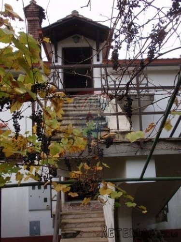 Kuća sa 2 stana i PP i 1.000 m2 okućnice, na dobroj lokaciji - 7