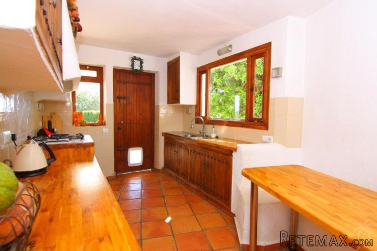 This impressive Ibiza style villa is located within walking.. - 7