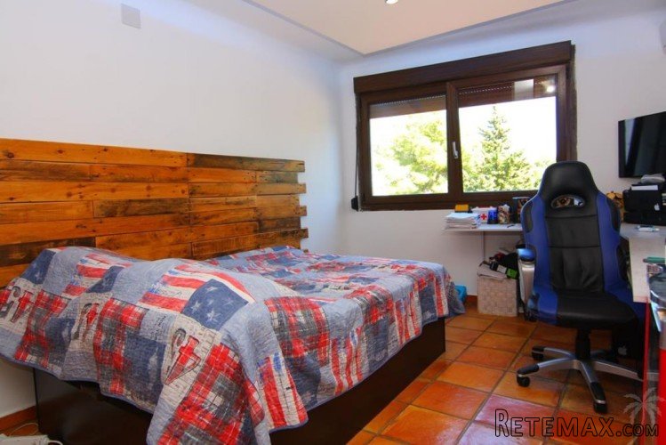 This impressive Ibiza style villa is located within walking.. - 8