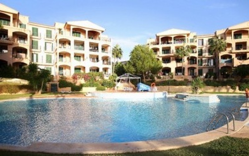 Apartment with a communal pool in Nova..