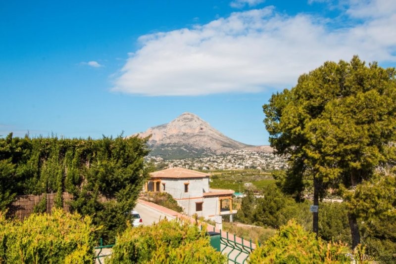 Spacious 4 bedroom villa in Javea - 2