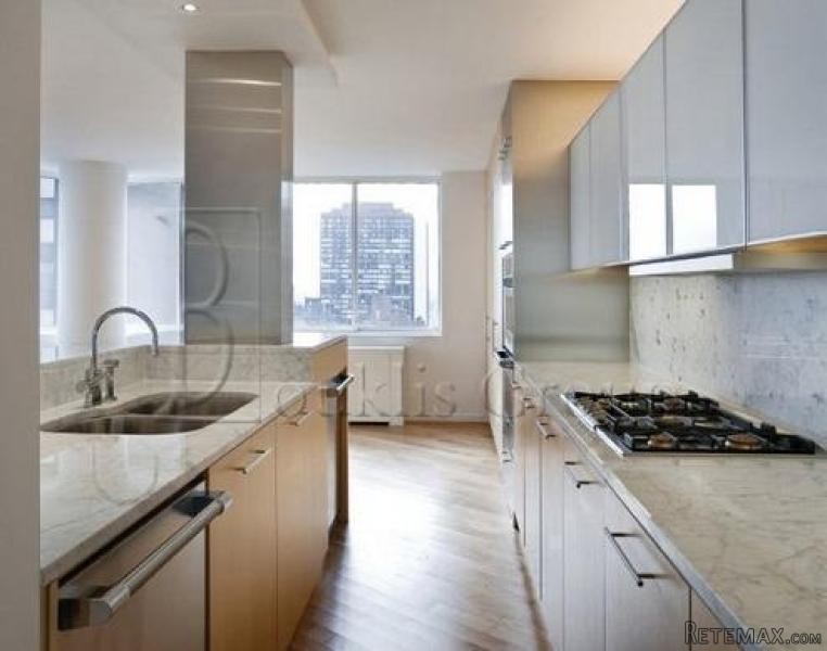 Corner Home==split 3 Beds==lux..