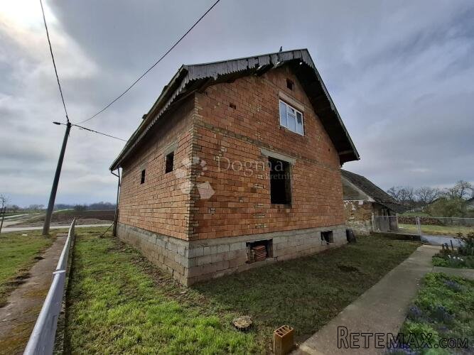 Prostrana kuća za uređenje + bonus zemljište!