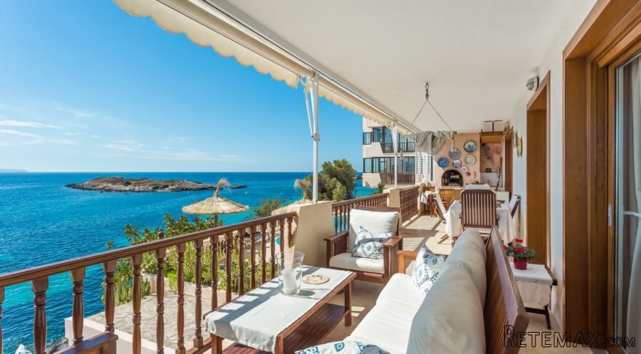 Situated in an amazing location, this first sea line..