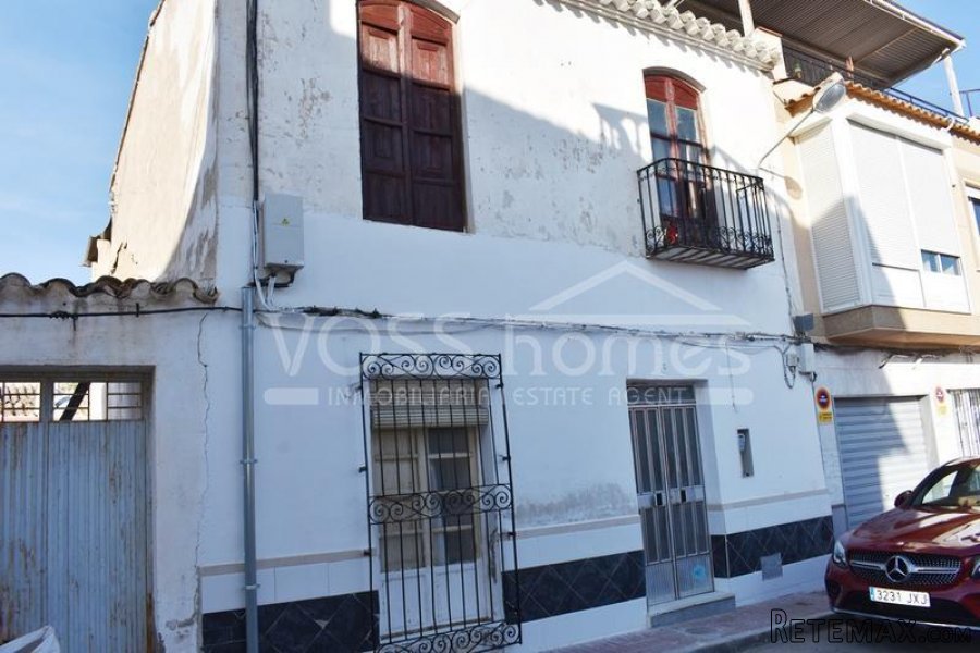 A two storey 4 bed, 1 bath Town house of 123m2 walking.. - 2