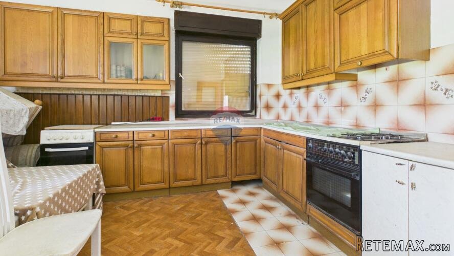 Jakovlje, samostojeća kuća i gospodarski objekti sa velikim - 2