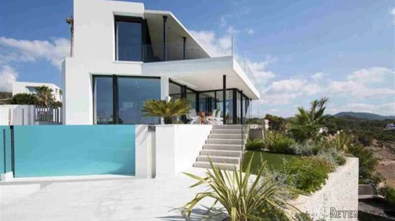 Villa on the first sealine