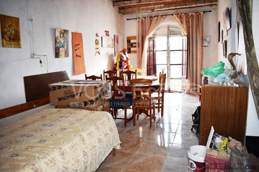 A two storey 4 bed, 1 bath Town house of 123m2 walking.. - 9