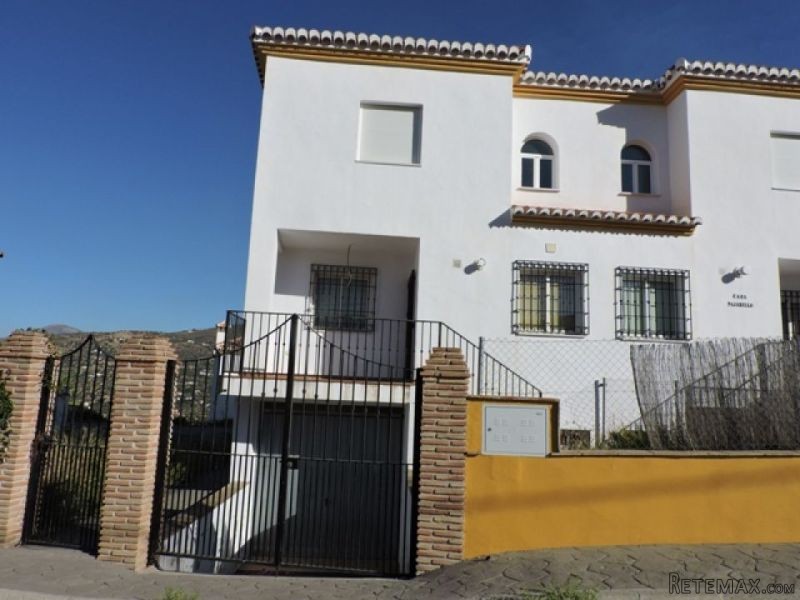 3 bedroom, 3 bathroom Townhouse, (build..