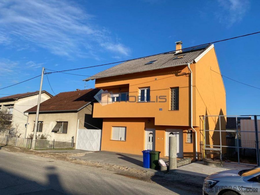 Petrinja, kuća 250m2, dvorište 424m2, 3 stana - 2
